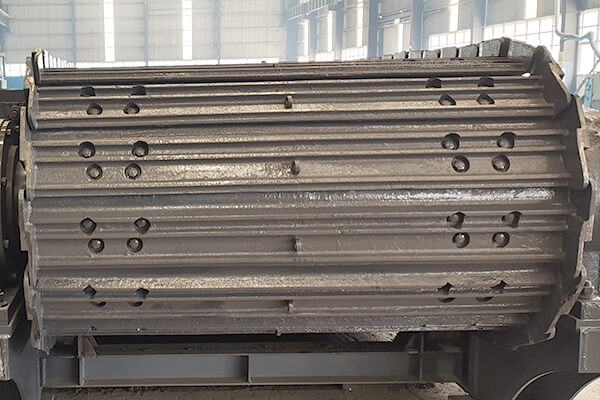 Casting pan for apron feeder